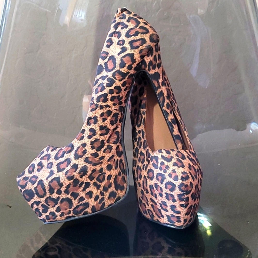 Platform leopard heels